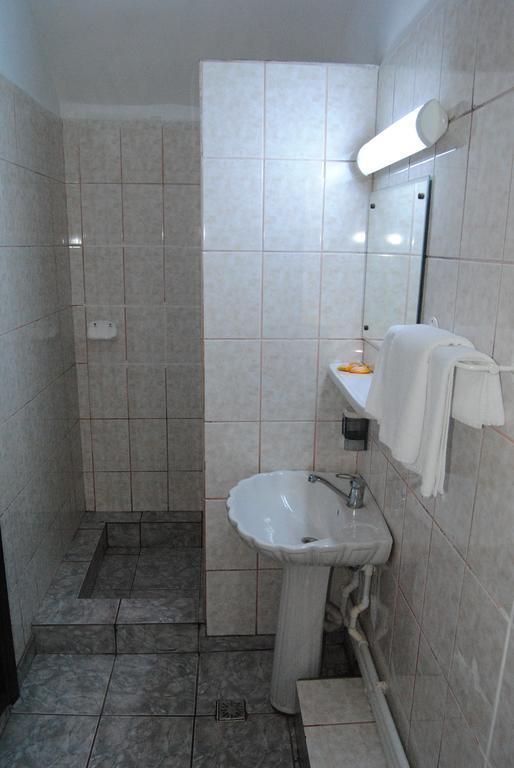 Cornul Vanatorului Bungalows Pitesti Room photo